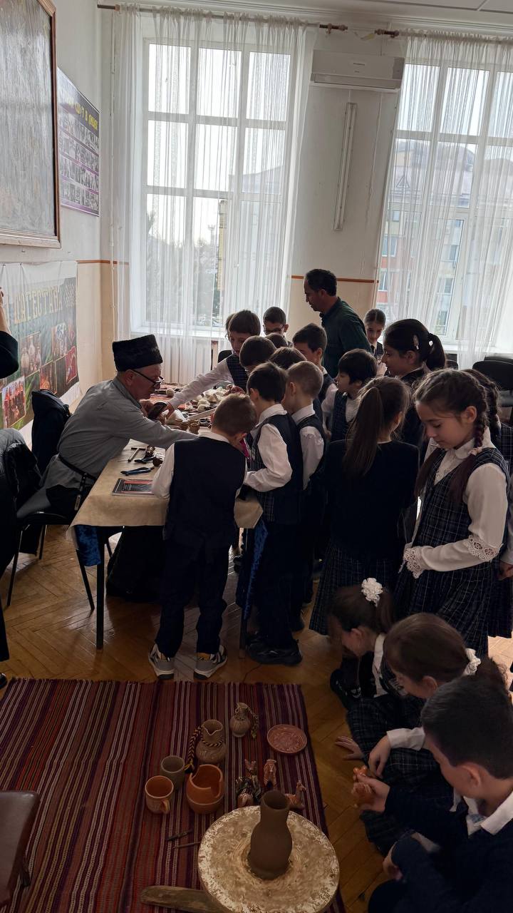 Школы Махачкалы и Каспийска погрузились в атмосферу народных промыслов Дагестана Школы Махачкалы и Каспийска погрузились в атмосферу народных промыслов Дагестана