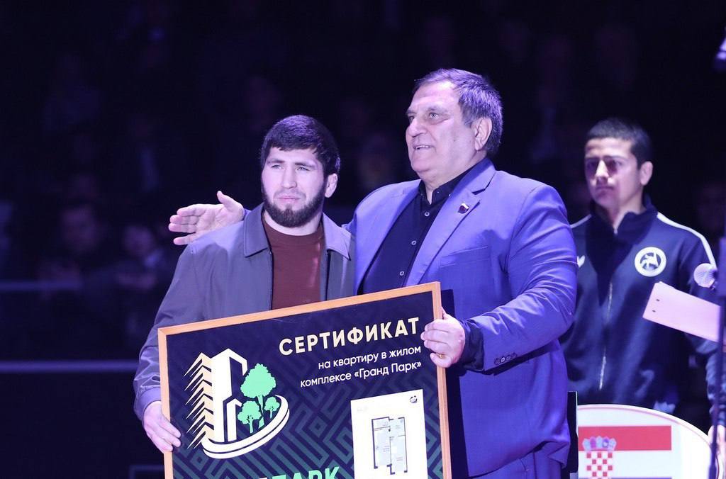 Сертификат на двухкомнатную квартиру вручил олимпийскому чемпиону Завуру Угуеву депутат Госдумы Сайгидпаша Умаханов