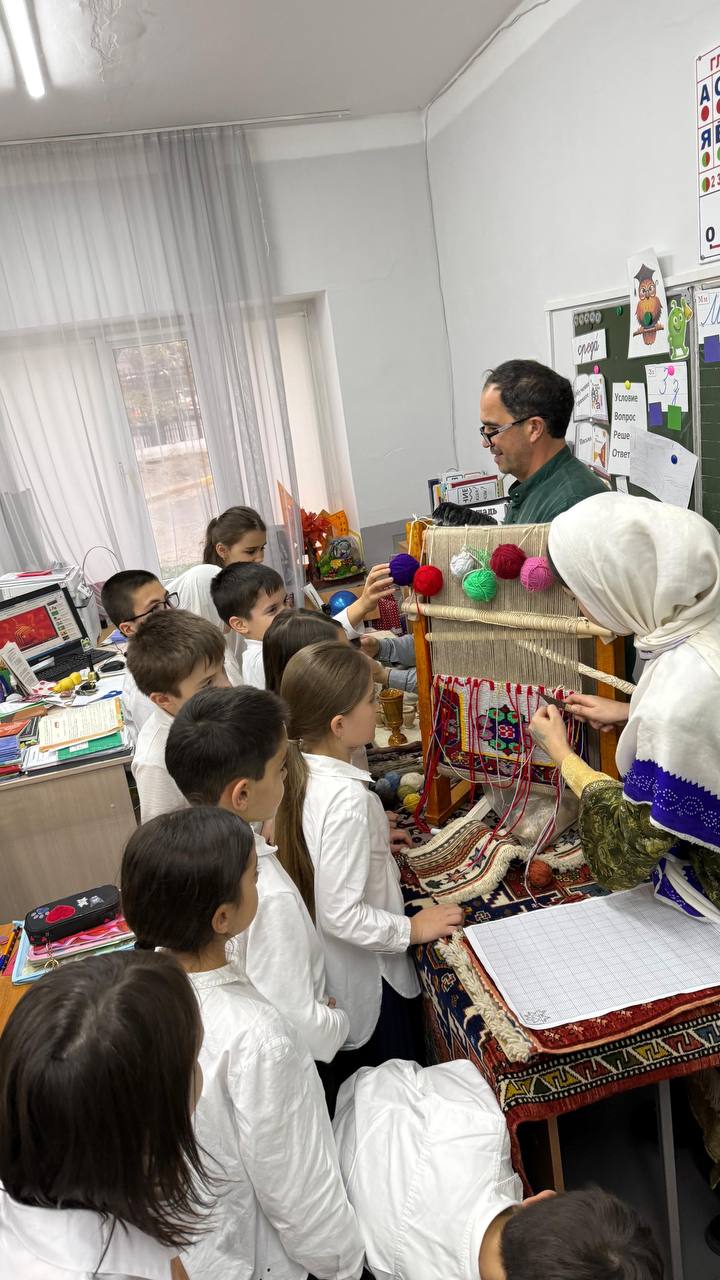 Школы Махачкалы и Каспийска погрузились в атмосферу народных промыслов Дагестана Школы Махачкалы и Каспийска погрузились в атмосферу народных промыслов Дагестана