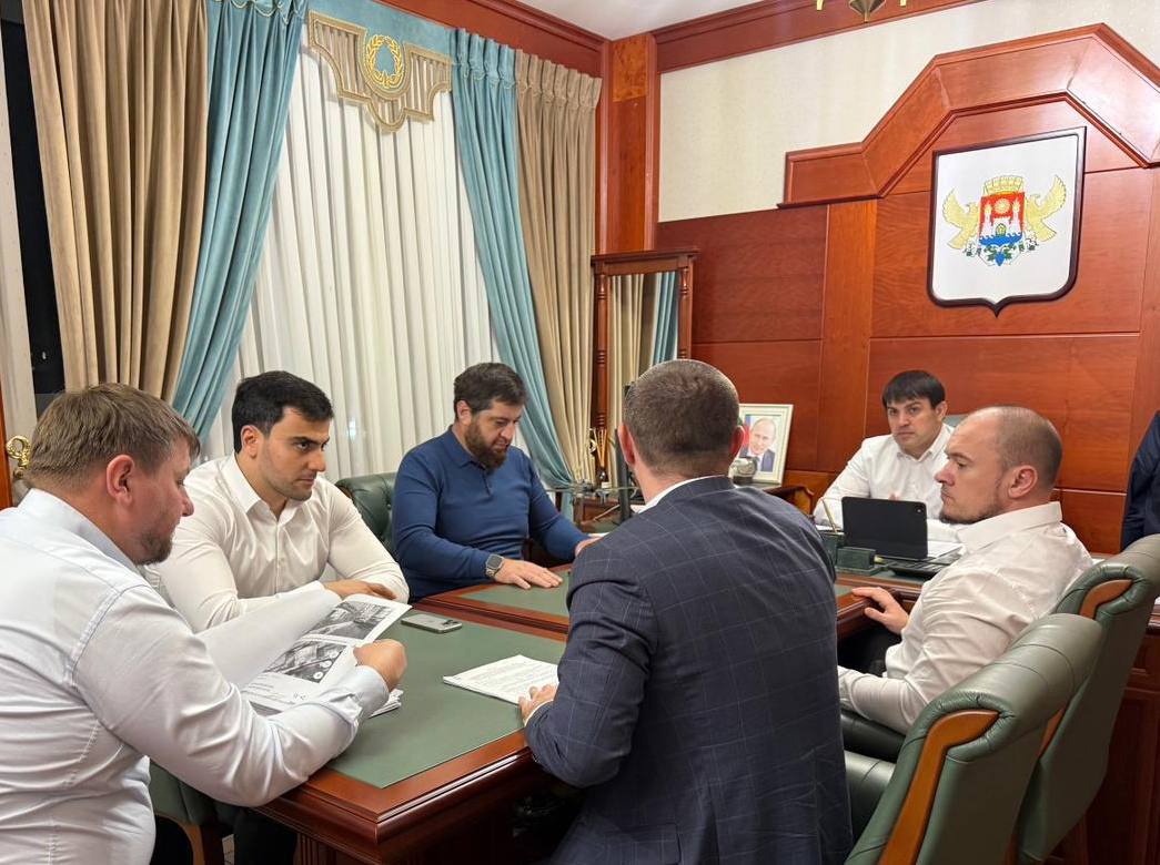 В столичной мэрии под руководством первого заместителя главы г. Махачкалы Магомедали Саидова состоялось рабочее заседание комиссии по демонтажу незаконных объектов