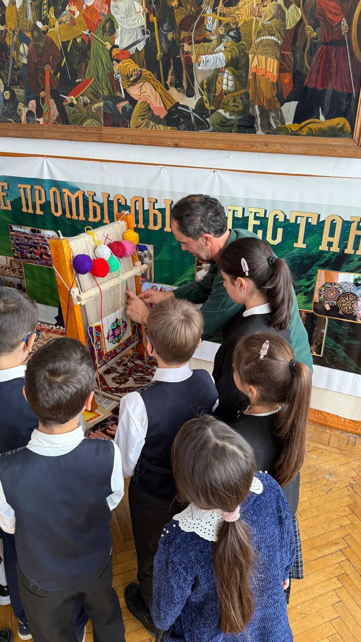 Школы Махачкалы и Каспийска погрузились в атмосферу народных промыслов Дагестана Школы Махачкалы и Каспийска погрузились в атмосферу народных промыслов Дагестана