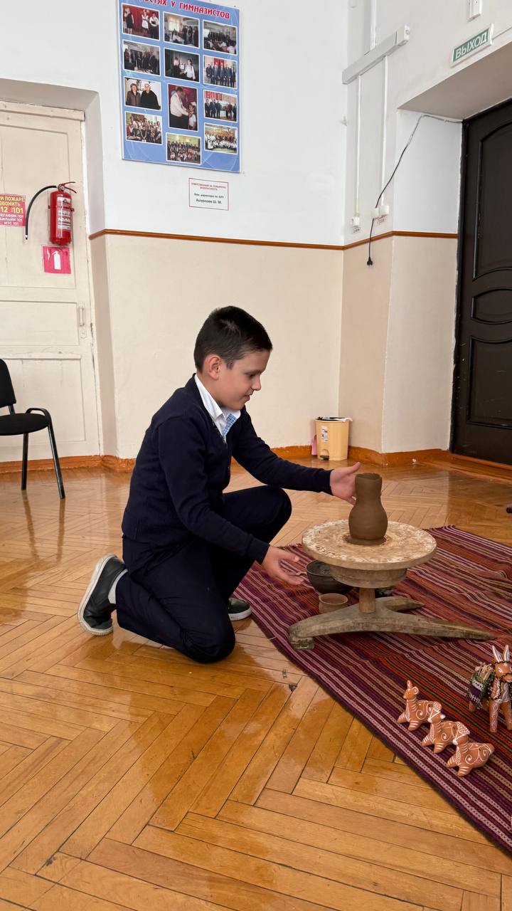 Школы Махачкалы и Каспийска погрузились в атмосферу народных промыслов Дагестана Школы Махачкалы и Каспийска погрузились в атмосферу народных промыслов Дагестана