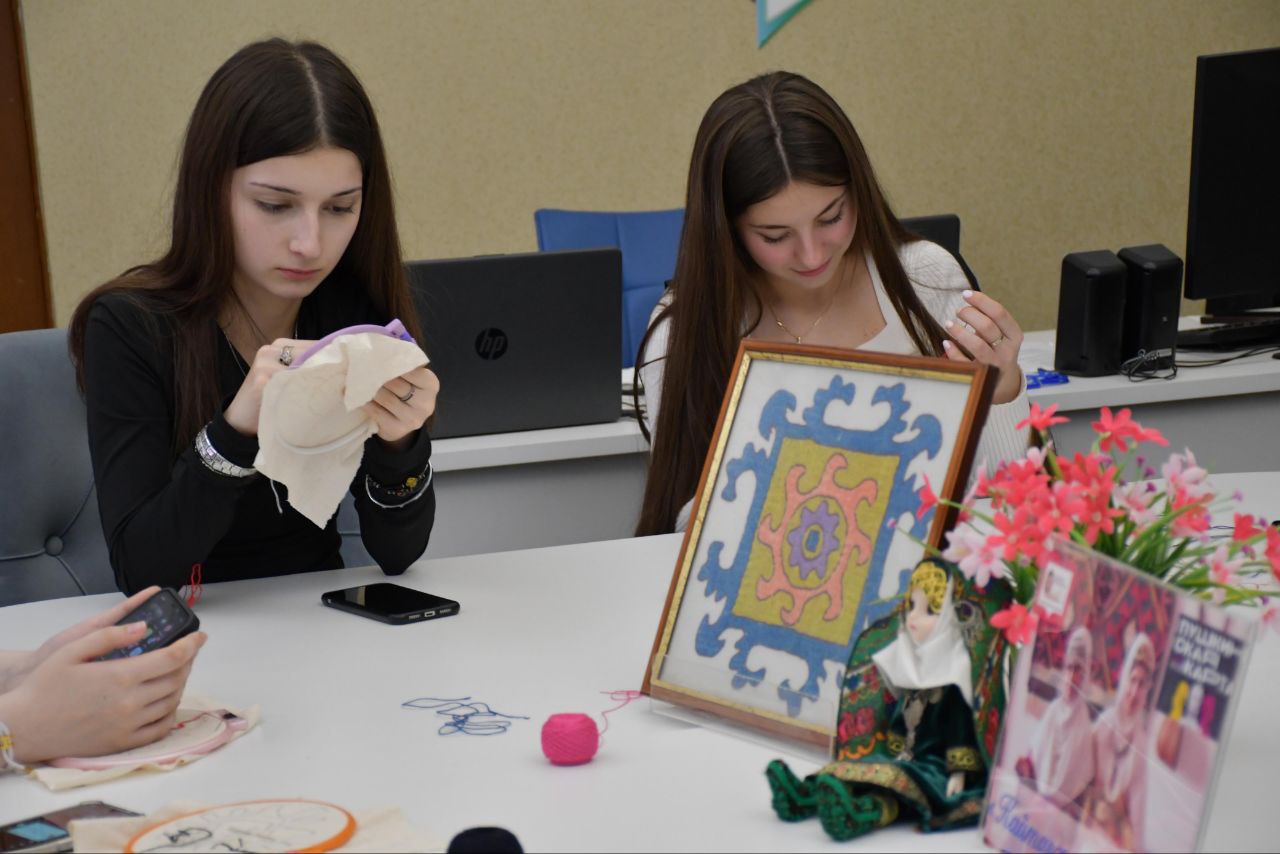 В рамках проекта «Пушкинская карта» в Центральной модельной библиотеке ЦБС им. Ф. Алиевой состоялось мероприятие по кайтагской вышивке В рамках проекта «Пушкинская карта» в Центральной модельной библиотеке ЦБС им. Ф. Алиевой состоялось мероприятие по кайтагской вышивке