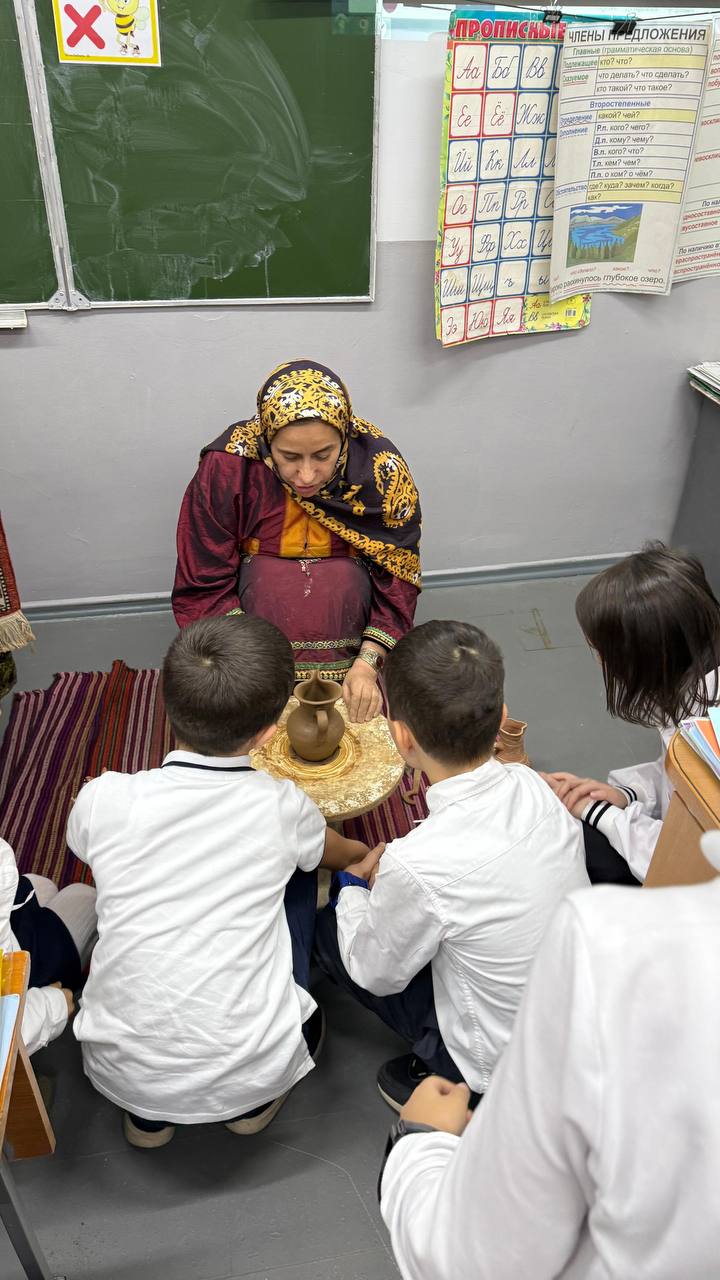 Школы Махачкалы и Каспийска погрузились в атмосферу народных промыслов Дагестана Школы Махачкалы и Каспийска погрузились в атмосферу народных промыслов Дагестана