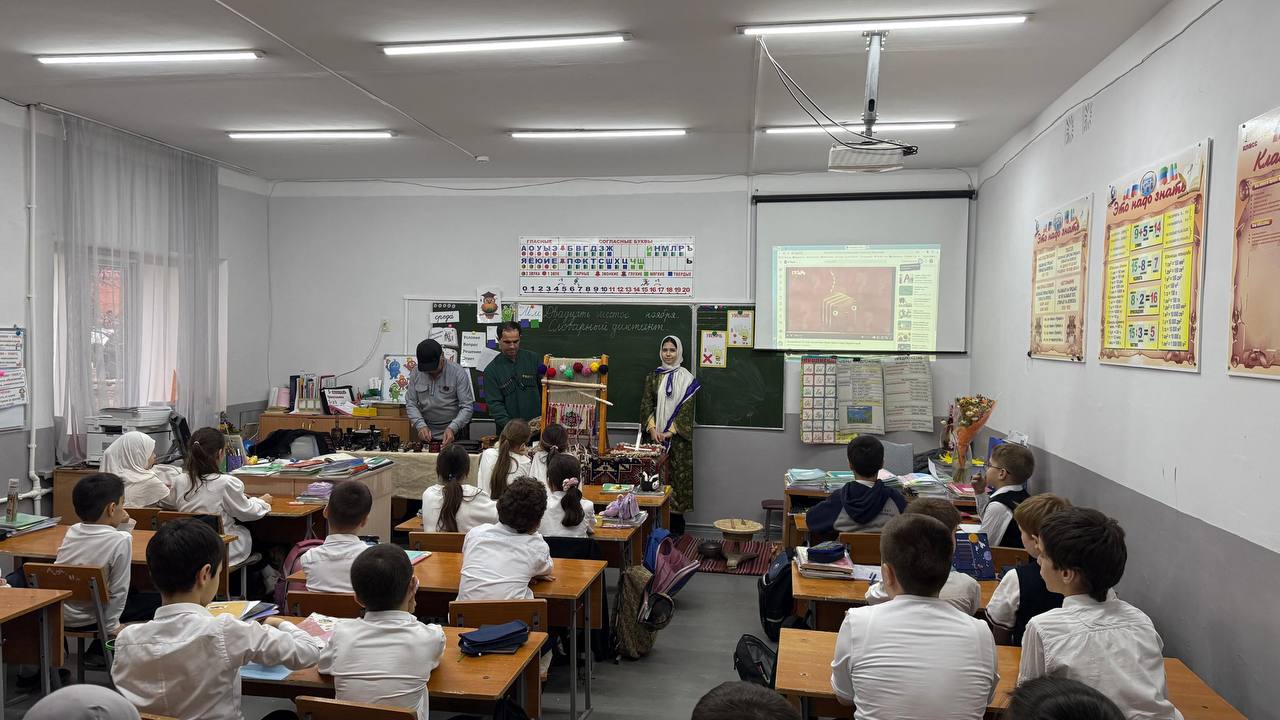 Школы Махачкалы и Каспийска погрузились в атмосферу народных промыслов Дагестана Школы Махачкалы и Каспийска погрузились в атмосферу народных промыслов Дагестана