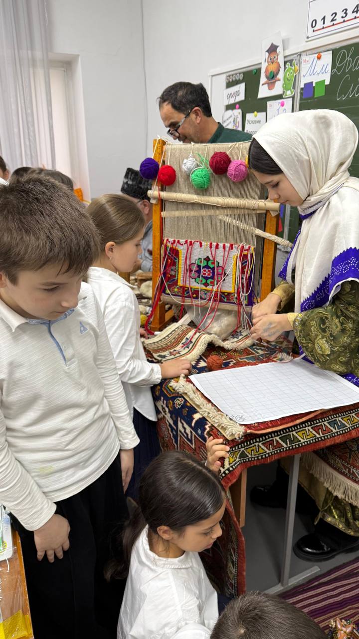 Школы Махачкалы и Каспийска погрузились в атмосферу народных промыслов Дагестана Школы Махачкалы и Каспийска погрузились в атмосферу народных промыслов Дагестана