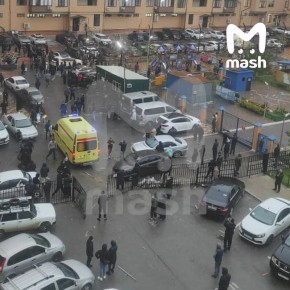 Минимум 15 машин задело после мощного взрыва в Каспийске — в доме выбило окна