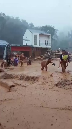 Индонезия ушла под воду: более 500 человек погибли