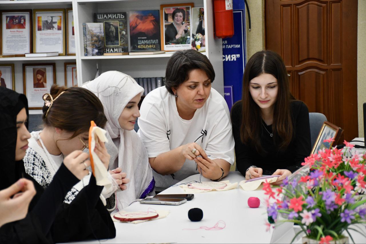 В рамках проекта «Пушкинская карта» в Центральной модельной библиотеке ЦБС им. Ф. Алиевой состоялось мероприятие по кайтагской вышивке В рамках проекта «Пушкинская карта» в Центральной модельной библиотеке ЦБС им. Ф. Алиевой состоялось мероприятие по кайтагской вышивке