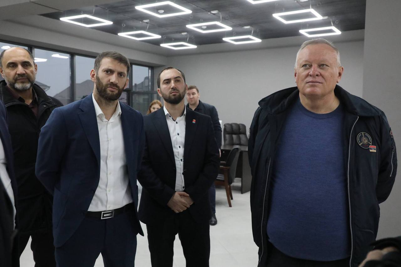 Абдулмуслим Абдулмуслимов осмотрел площадку будущего Ситуационного центра в Каспийске Абдулмуслим Абдулмуслимов осмотрел площадку будущего Ситуационного центра в Каспийске