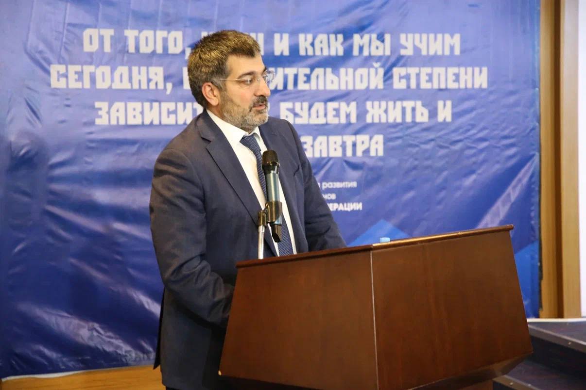 В рамках образовательного семинара программы «Доблесть гор» участники смогли в неформальной обстановке задать вопросы Министру экономики и территориального развития Республики Дагестан Гаджи Султанову В рамках образовательного семинара программы «Доблесть гор» участники смогли в неформальной обстановке задать вопросы Министру экономики и территориального развития Республики Дагестан Гаджи Султанову