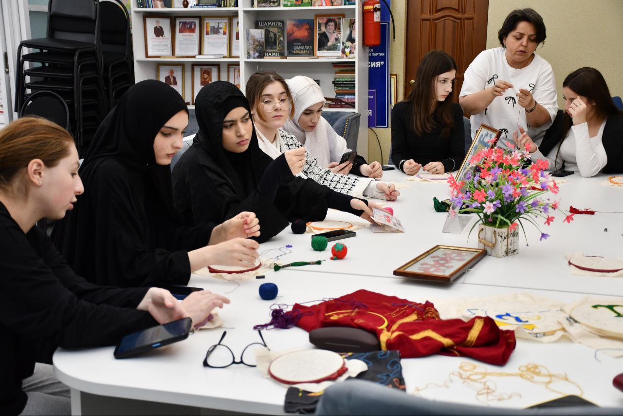 В рамках проекта «Пушкинская карта» в Центральной модельной библиотеке ЦБС им. Ф. Алиевой состоялось мероприятие по кайтагской вышивке В рамках проекта «Пушкинская карта» в Центральной модельной библиотеке ЦБС им. Ф. Алиевой состоялось мероприятие по кайтагской вышивке