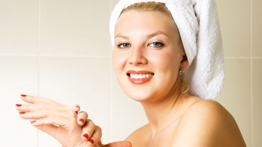 Зря выбрасываете: остатки этого напитка легко заменят дорогие бьюти-средства