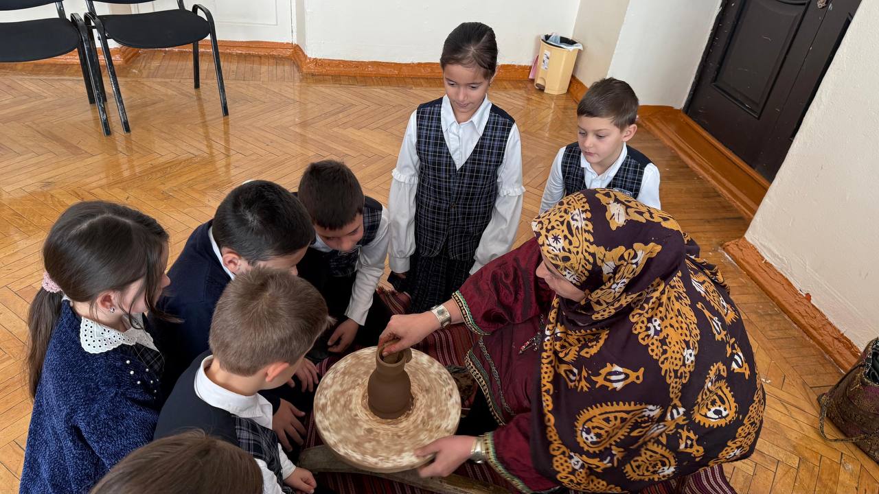 Школы Махачкалы и Каспийска погрузились в атмосферу народных промыслов Дагестана Школы Махачкалы и Каспийска погрузились в атмосферу народных промыслов Дагестана