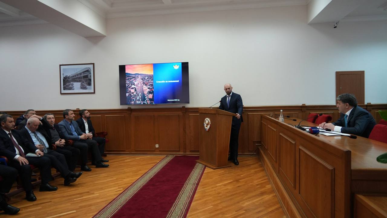 В своём докладе Гаджимурад Муртузалиев представил основные результаты работы по развитию транспортной инфраструктуры Махачкалы В своём докладе Гаджимурад Муртузалиев представил основные результаты работы по развитию транспортной инфраструктуры Махачкалы