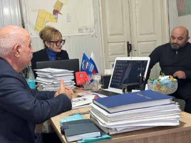 1 декабря в селе Митаги-Казмаляр Дербентского района Асият Алиева провела прием граждан в рамках Декады приёма, приуроченной к 24-й годовщине партии «Единая Россия»