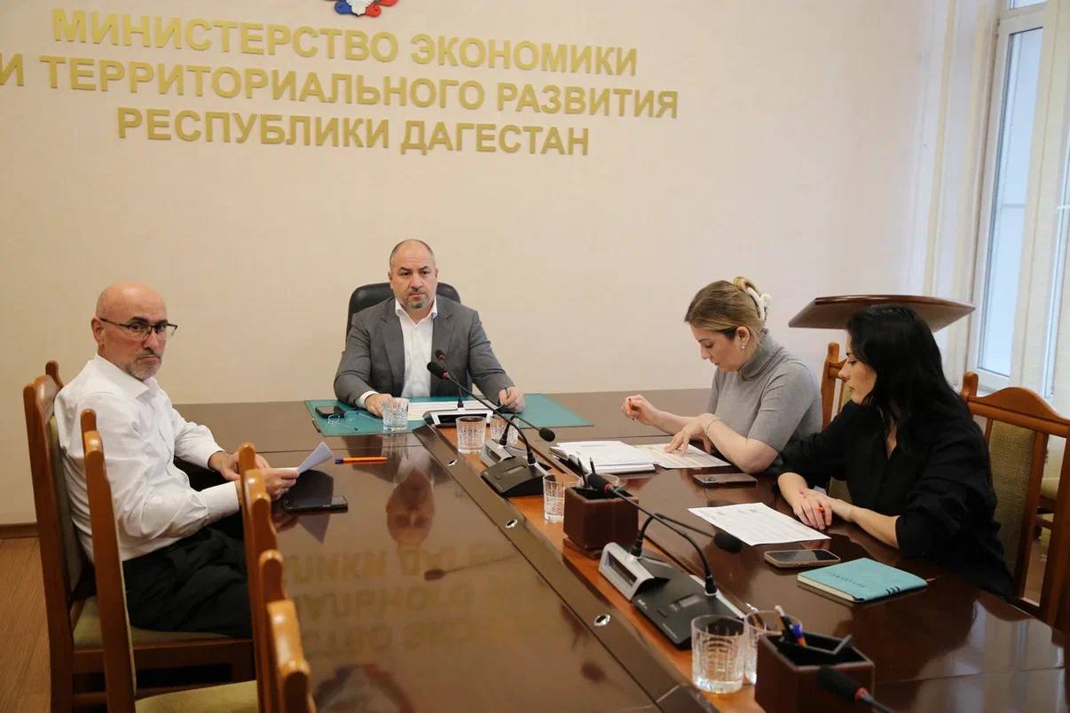 В Министерстве экономики и территориального развития Республики Дагестан под председательством первого заместителя министра Адильхана Ахмедова состоялось рабочее совещание в формате видеоконференцсвязи с администрацией...