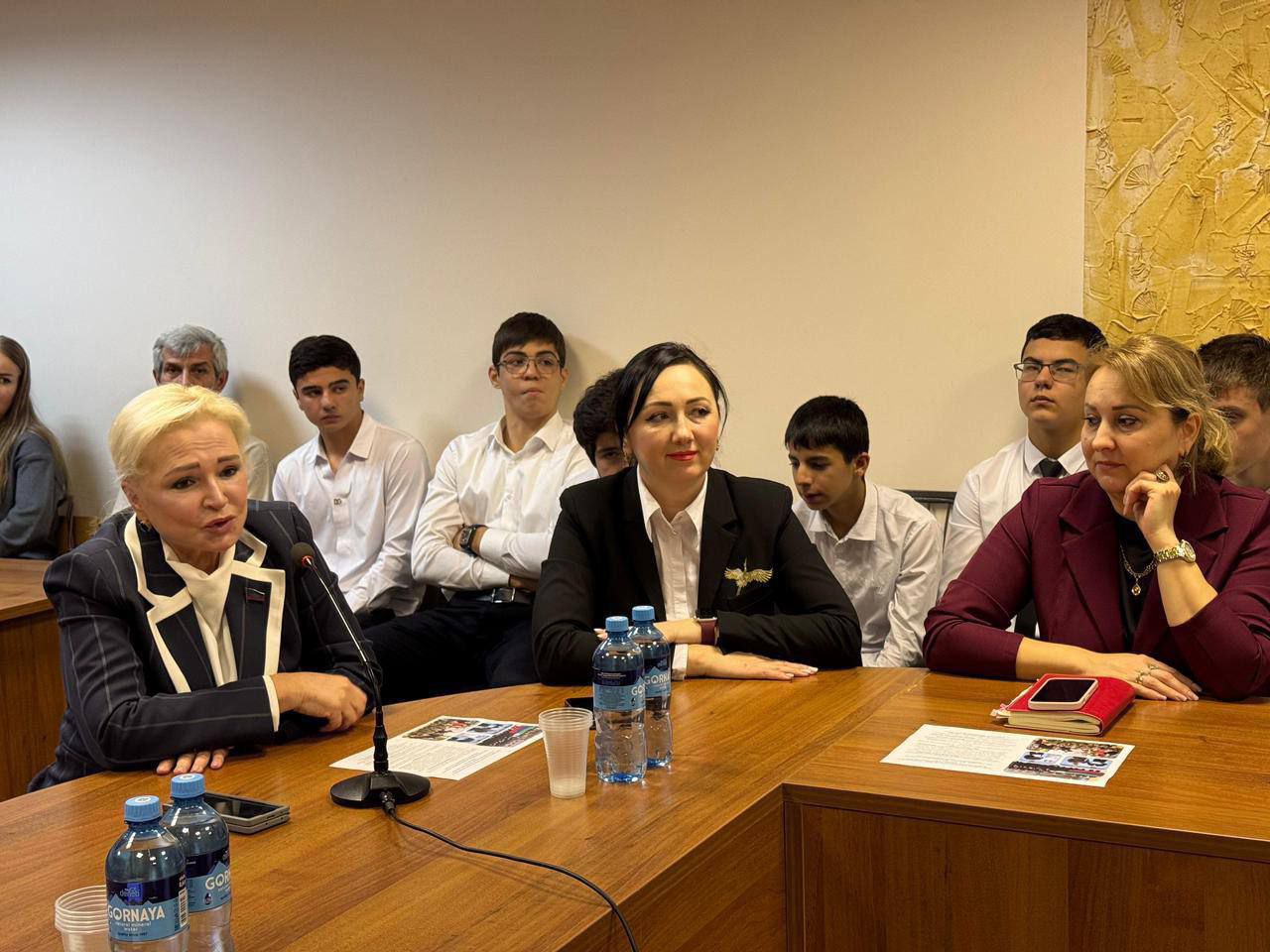 Председатель комитета НС РД Елена Павлюченко организовала встречу кизлярских активистов-школьников с командой «Батальон РПК» -финалистами Всероссийской военно-патриотической игры «Зарница 2.0»