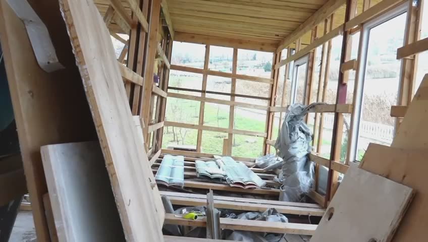 В рамках кампании по демонтажу незаконных коммерческих объектов в Махачкале, инициированной главой города Джамбулатом Салавовым, особое внимание уделяется территориям общего пользования, включая парки и скверы