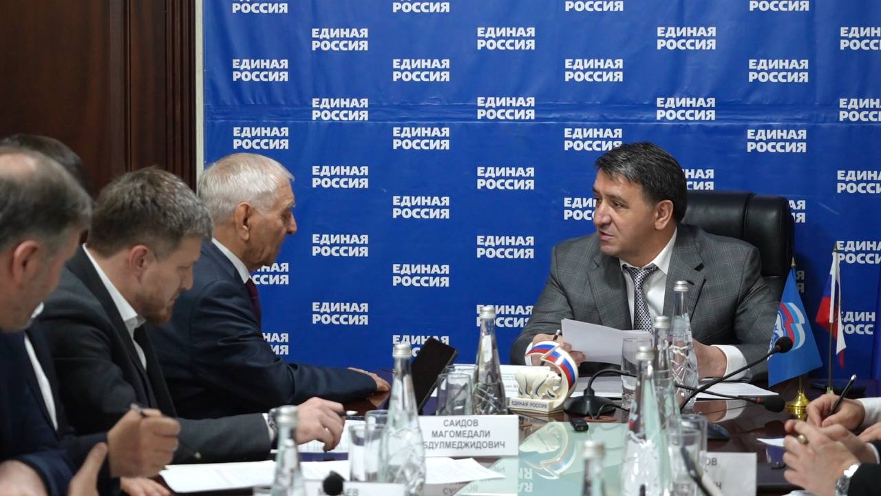 4Тимур Раджабов, дядя Тамины Исакаевой — медсестры и участницы СВО, обратился на прием граждан к главе г. Махачкалы Джамбулату Салавову с просьбой о проведении капитального ремонта улицы