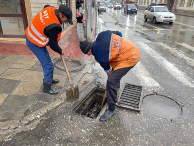 Специалисты МБУ «Благоустройство» в течение всего дня осуществляют работы по очистке ливневой канализации