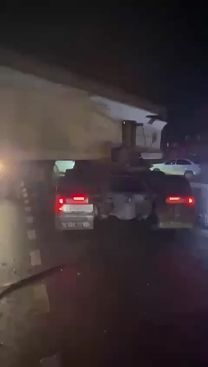 На видео, распространяемом в телеграм-каналах, запечатлено ДТП, произошедшее накануне на 475-м км ФАД «Астрахань – Махачкала», где в результате столкновения четырёх автомобилей погиб один человек и трое пострадали