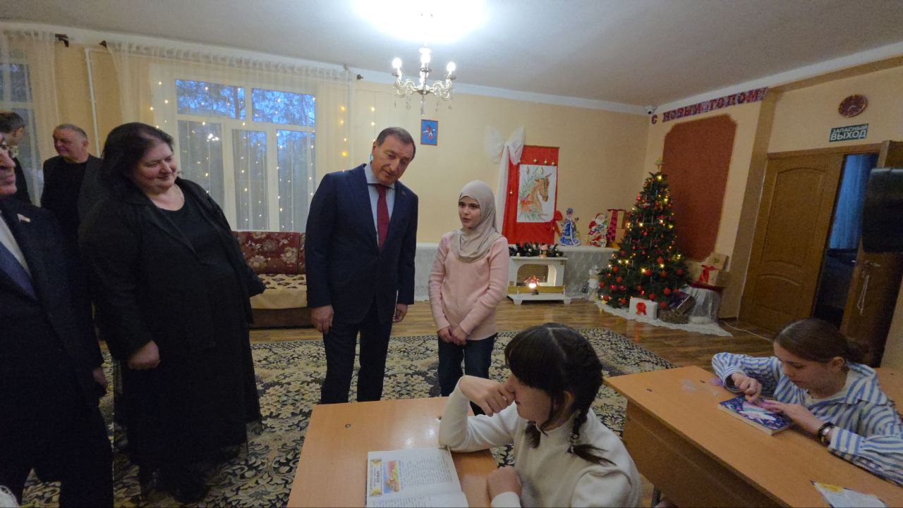 Директор социально-реабилитационного центра Аминат Абакарова показала гостям учебные и игровые помещения, столовую, спальные комнаты Директор социально-реабилитационного центра Аминат Абакарова показала гостям учебные и игровые помещения, столовую, спальные комнаты