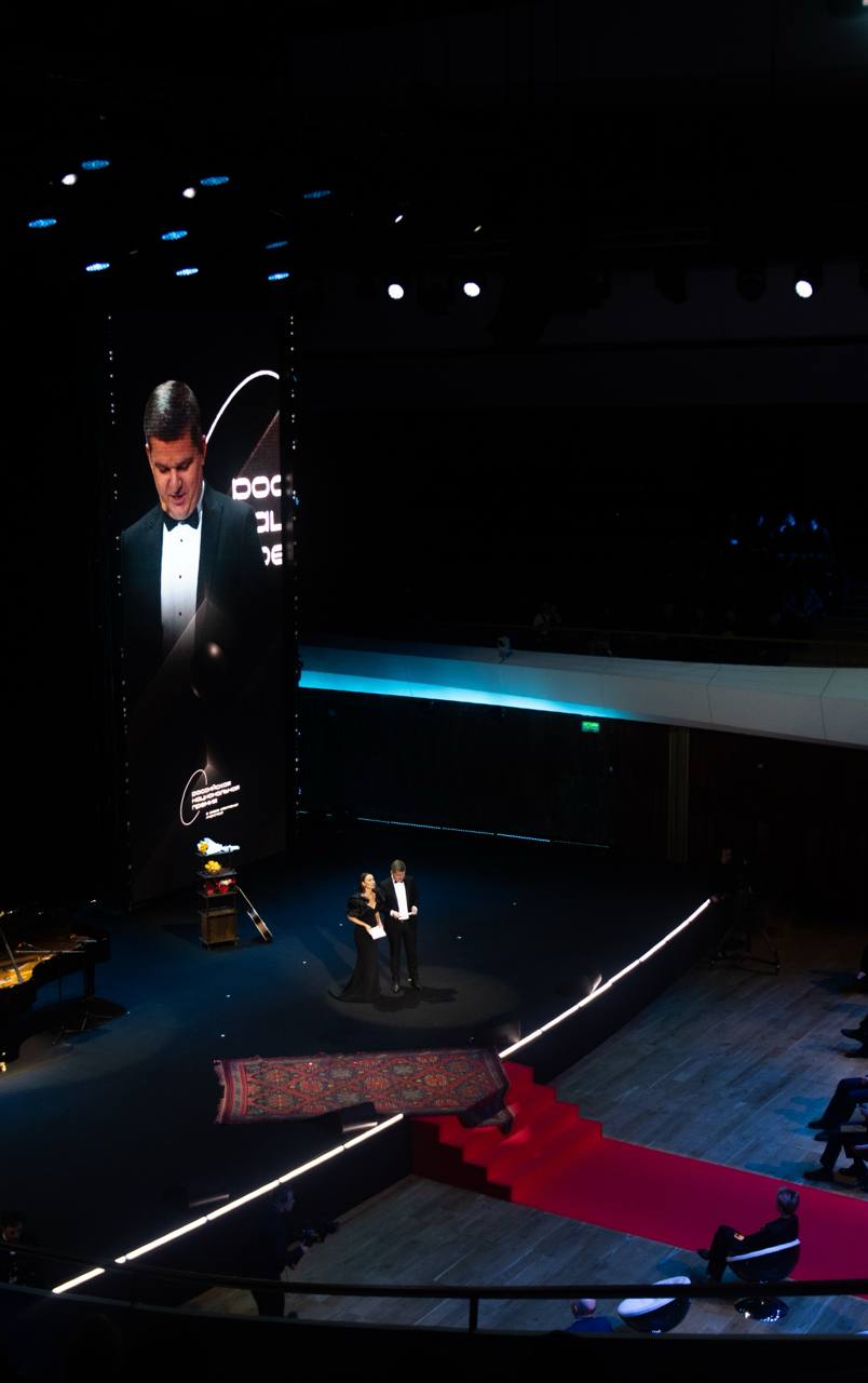 Красная дорожка по-дагестански на V Юбилейной Российской Национальной Премии в сфере креативных индустрий Красная дорожка по-дагестански на V Юбилейной Российской Национальной Премии в сфере креативных индустрий