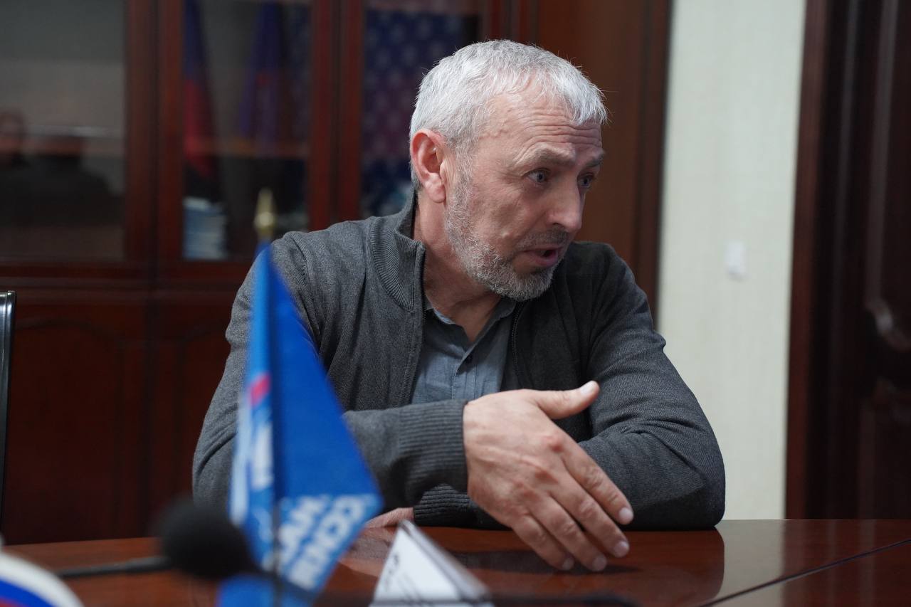 Заур Эминов провёл личный приём граждан в общественной приёмной партии «Единая Россия» Заур Эминов провёл личный приём граждан в общественной приёмной партии «Единая Россия»