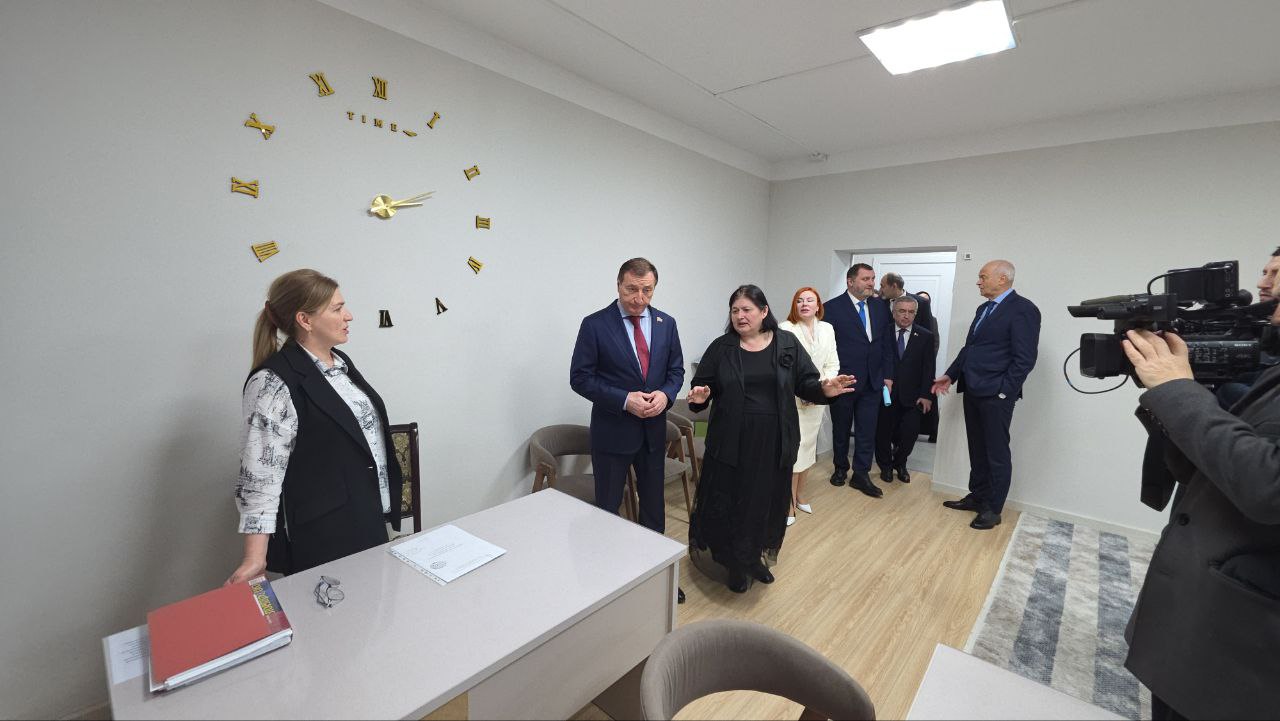 Директор социально-реабилитационного центра Аминат Абакарова показала гостям учебные и игровые помещения, столовую, спальные комнаты Директор социально-реабилитационного центра Аминат Абакарова показала гостям учебные и игровые помещения, столовую, спальные комнаты