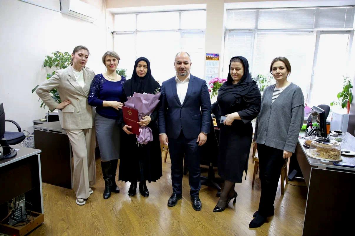 В Минэкономразвития Дагестана сегодня двойной праздник - мы чествуем наших уважаемых коллег-юбиляров! В Минэкономразвития Дагестана сегодня двойной праздник - мы чествуем наших уважаемых коллег-юбиляров!