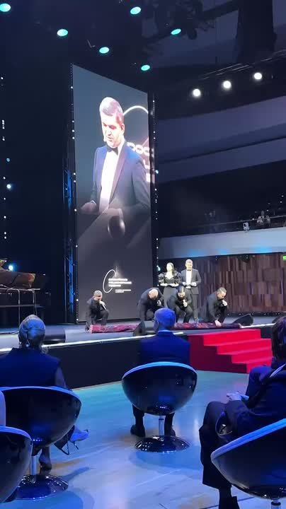 Красная дорожка по-дагестански на V Юбилейной Российской Национальной Премии в сфере креативных индустрий