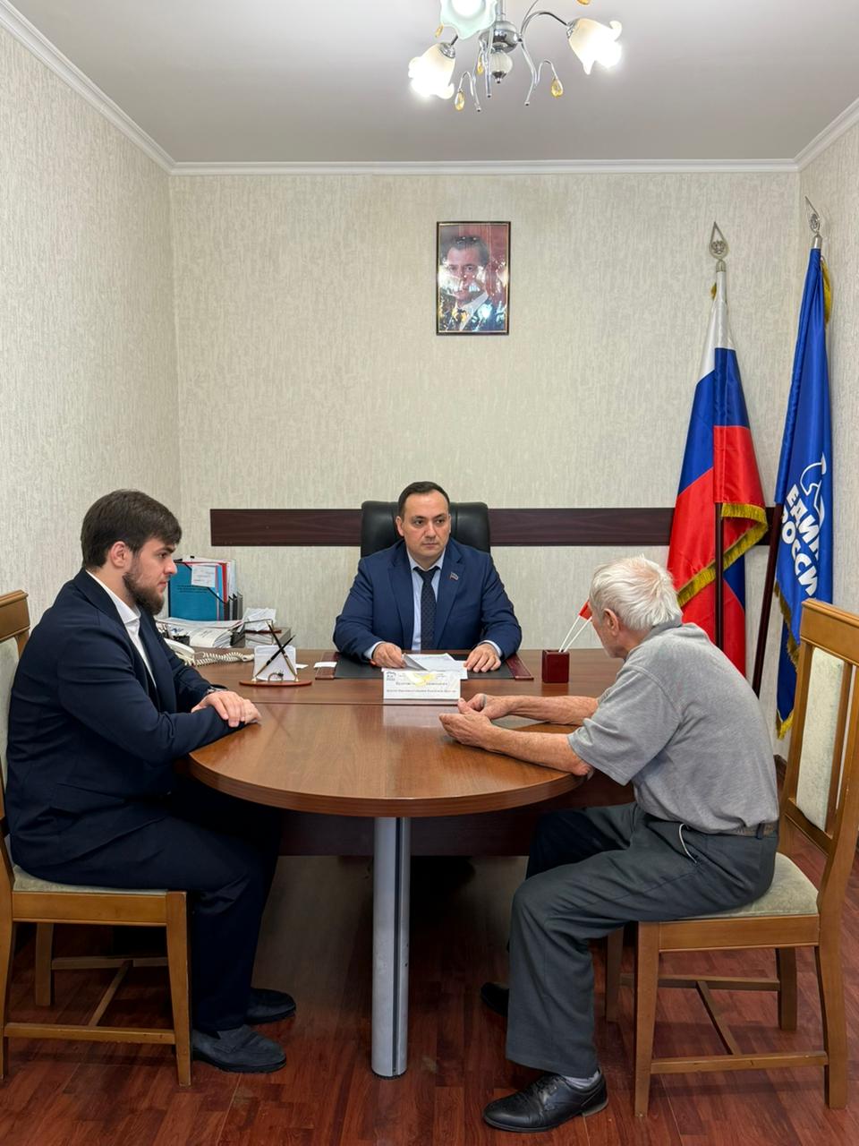 Депутаты продолжают принимать участие в декаде приема граждан Депутаты продолжают принимать участие в декаде приема граждан