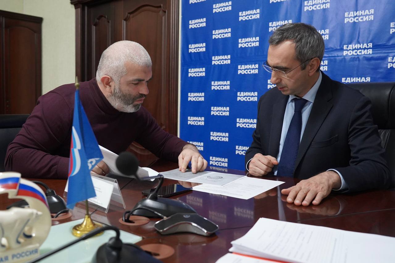 Заур Эминов провёл личный приём граждан в общественной приёмной партии «Единая Россия» Заур Эминов провёл личный приём граждан в общественной приёмной партии «Единая Россия»