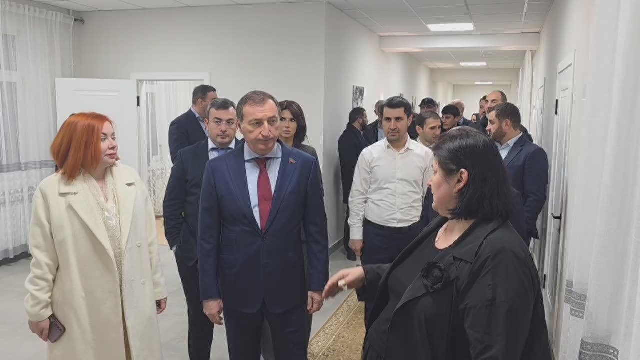 Директор социально-реабилитационного центра Аминат Абакарова показала гостям учебные и игровые помещения, столовую, спальные комнаты