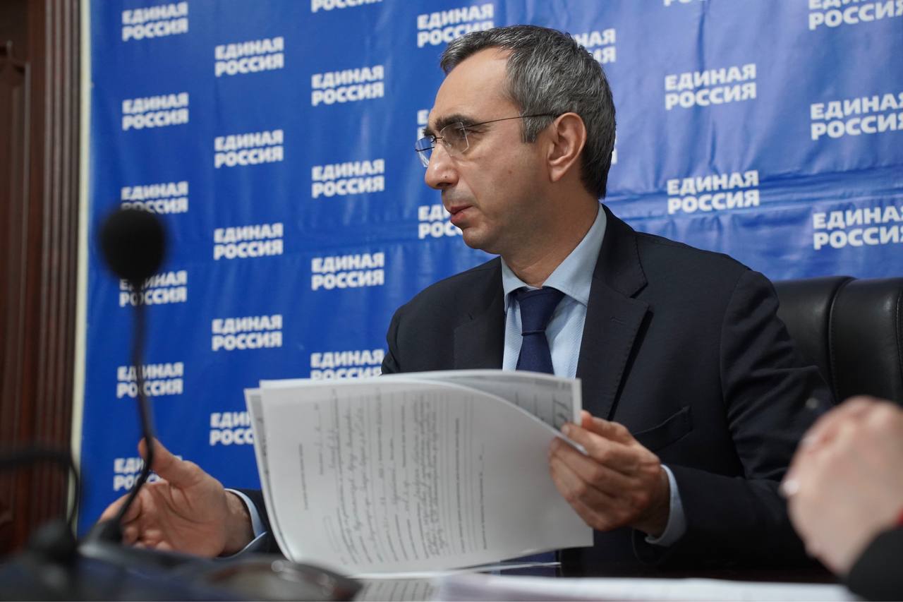 Заур Эминов провёл личный приём граждан в общественной приёмной партии «Единая Россия» Заур Эминов провёл личный приём граждан в общественной приёмной партии «Единая Россия»