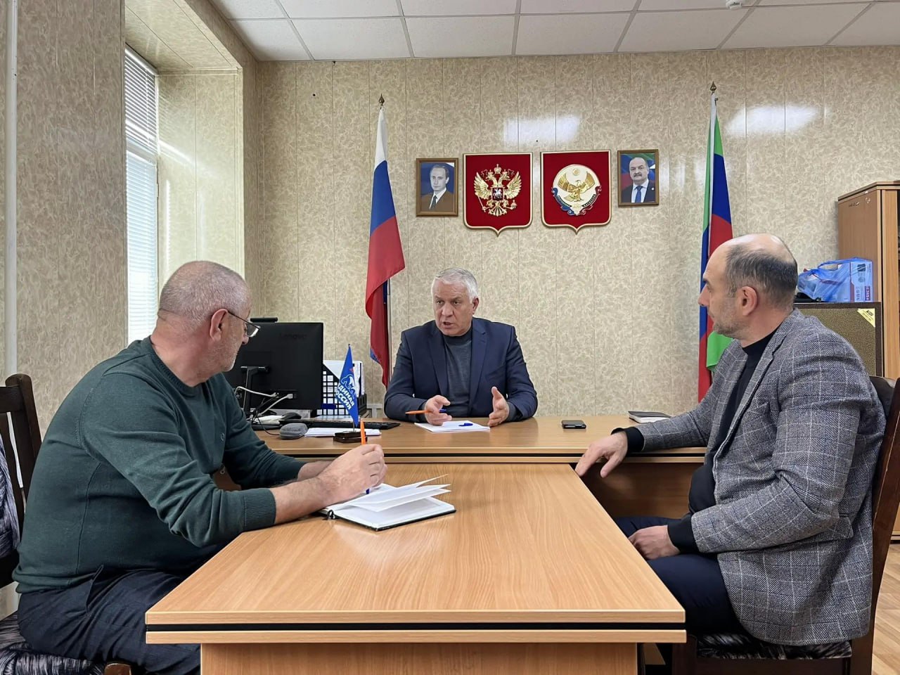 Депутаты продолжают принимать участие в декаде приема граждан Депутаты продолжают принимать участие в декаде приема граждан