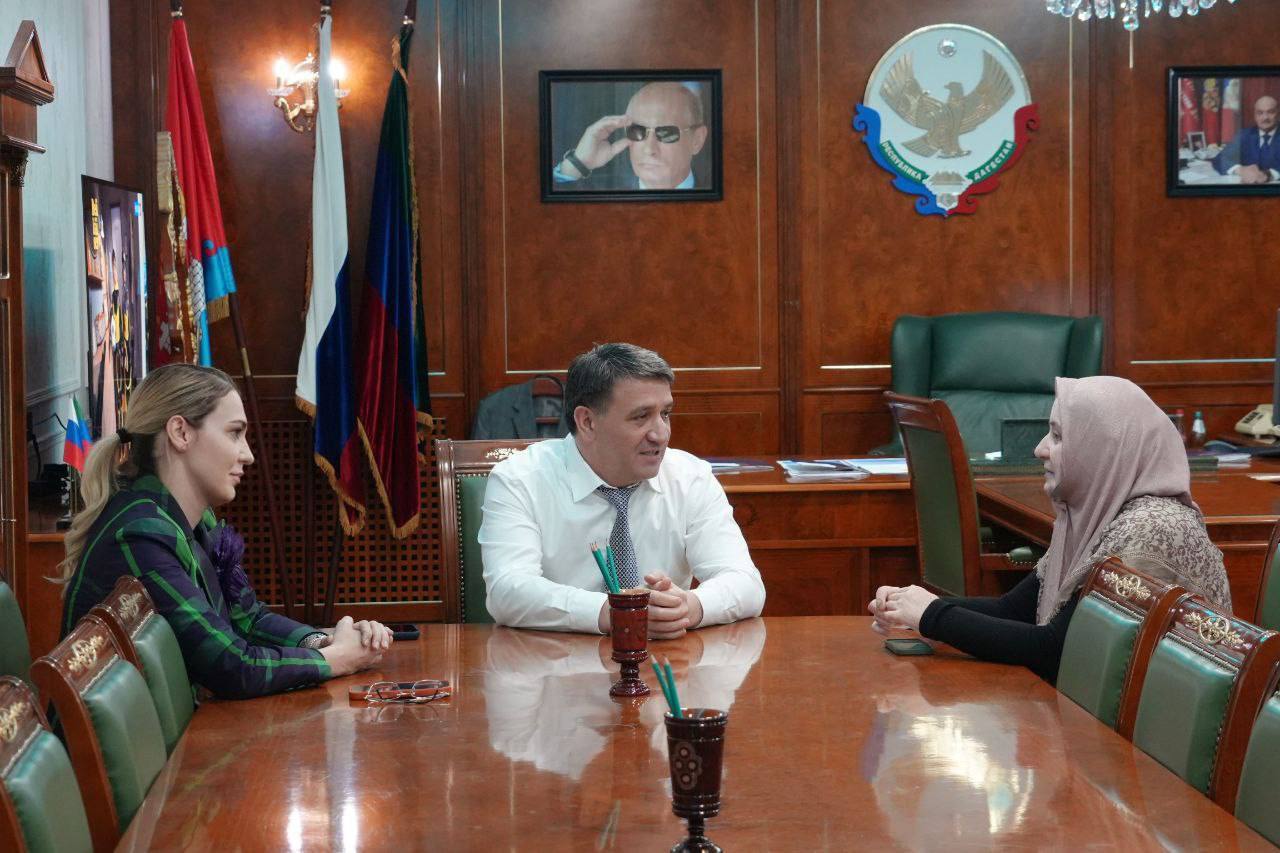 Эмилия Шахабутиновна: В рамках системной работы по развитию инклюзивной среды состоялась встреча с руководителем благотворительного фонда «Колесо добра» Наидой Магомедовой