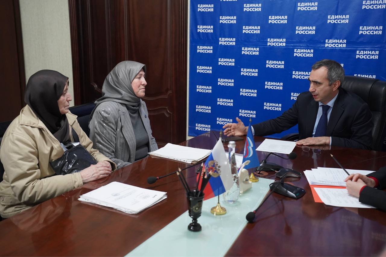 Заур Эминов провёл личный приём граждан в общественной приёмной партии «Единая Россия» Заур Эминов провёл личный приём граждан в общественной приёмной партии «Единая Россия»