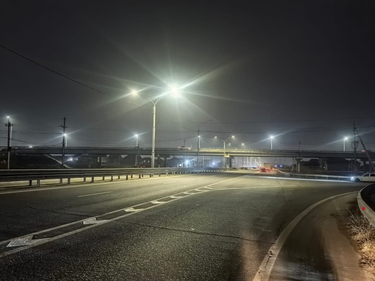 В дополнение к ранее опубликованной информации публикуем кадры снятые в 22:30, 4 декабря 2025 года у путепровода на пересечении автомобильных дорог «Махачкала - Аэропорт» и Подъезд к с. Новый Хушет от автодороги «Махачкала -...