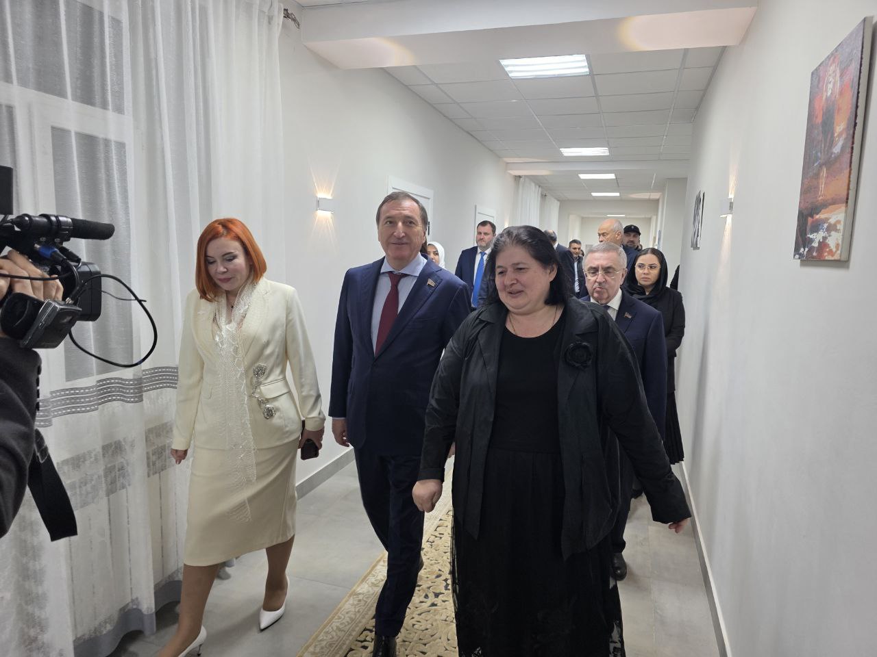 Директор социально-реабилитационного центра Аминат Абакарова показала гостям учебные и игровые помещения, столовую, спальные комнаты Директор социально-реабилитационного центра Аминат Абакарова показала гостям учебные и игровые помещения, столовую, спальные комнаты