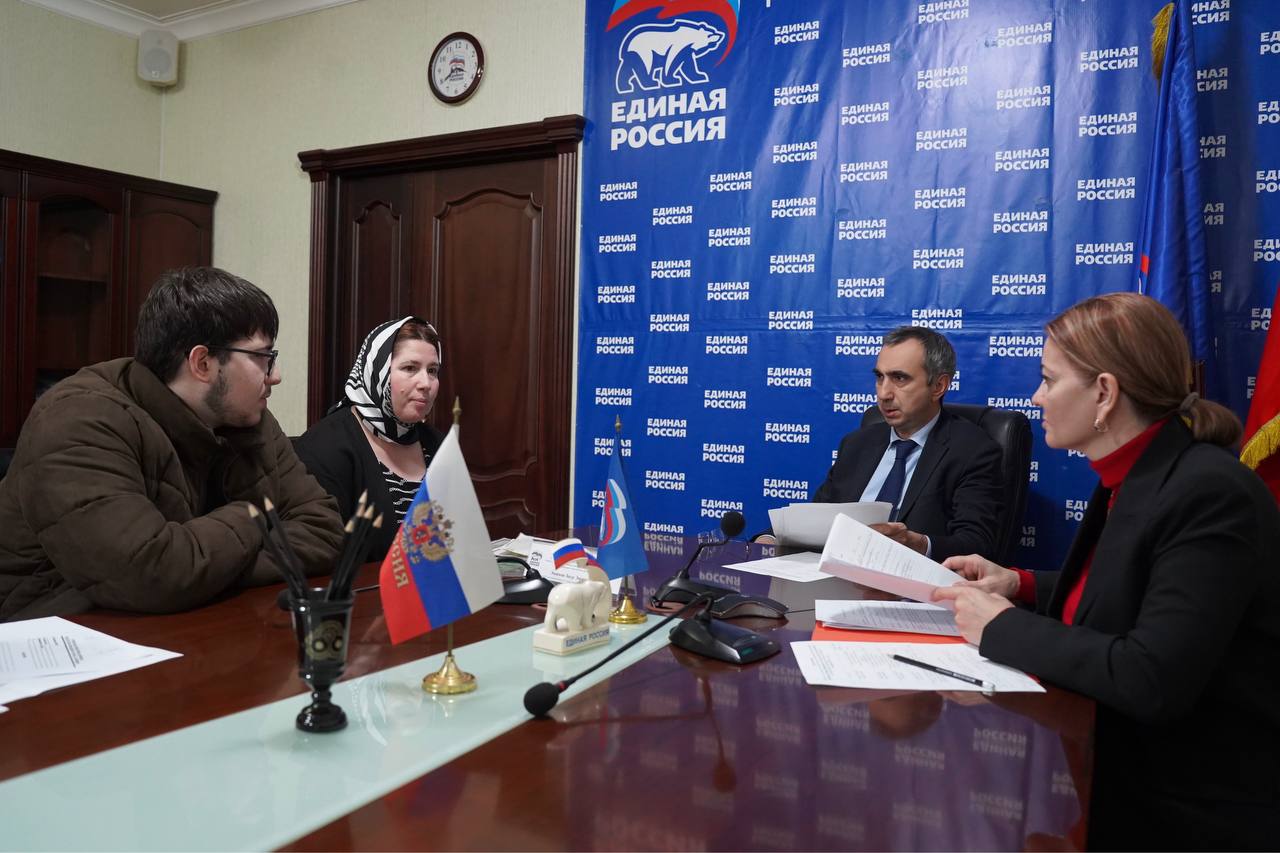 Заур Эминов провёл личный приём граждан в общественной приёмной партии «Единая Россия» Заур Эминов провёл личный приём граждан в общественной приёмной партии «Единая Россия»