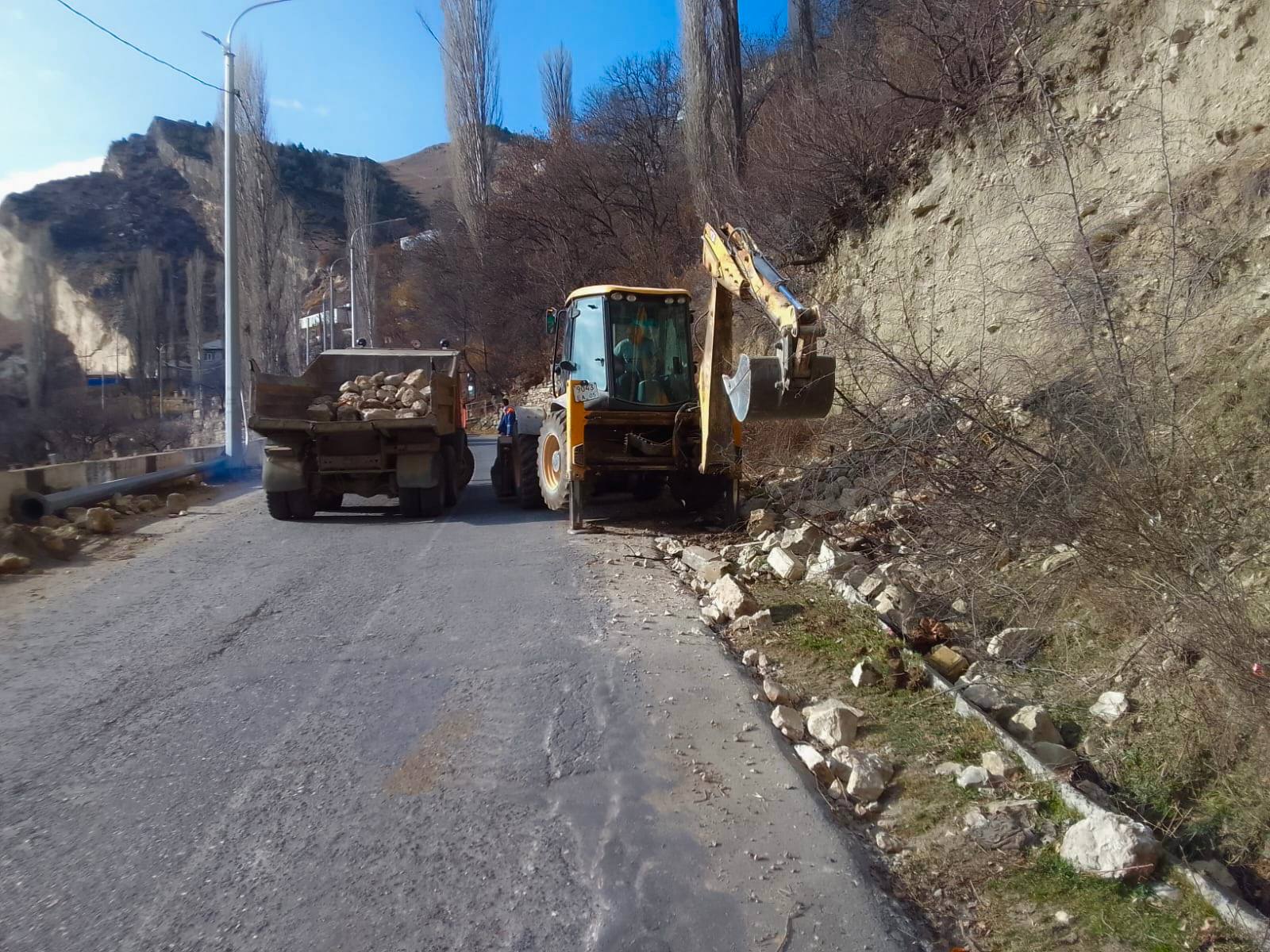 Дорожники Дагестана продолжают работы по благоустройству дорог Дорожники Дагестана продолжают работы по благоустройству дорог