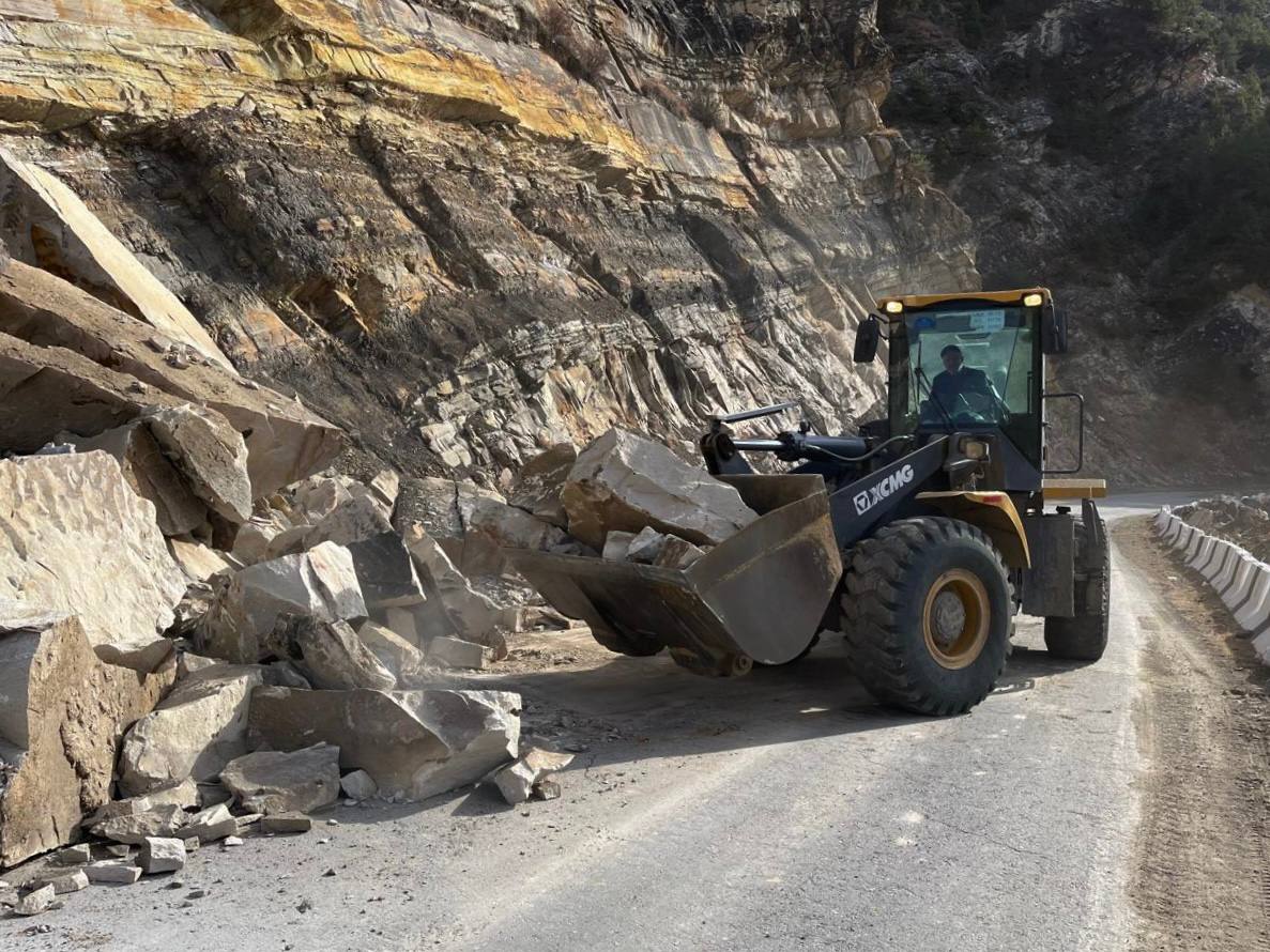 Дорожники Дагестана продолжают работы по благоустройству дорог Дорожники Дагестана продолжают работы по благоустройству дорог