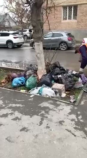 В Махачкале на Комарова, 10 коммунальщики