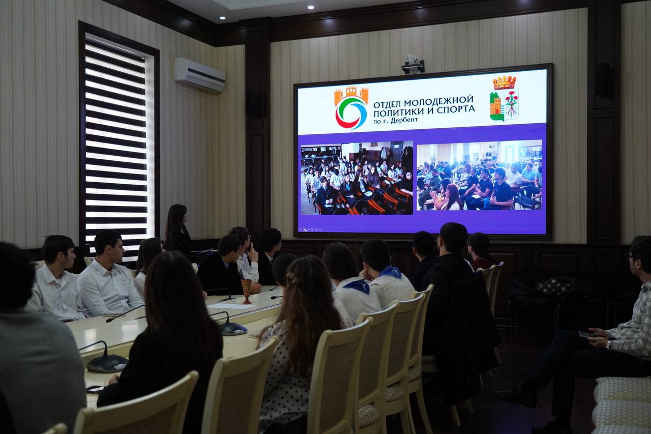 Сегодня, 5 декабря, в конференц-зале администрации Дербента в рамках Дня добровольца России состоялась церемония награждения отличившихся волонтеров города Сегодня, 5 декабря, в конференц-зале администрации Дербента в рамках Дня добровольца России состоялась церемония награждения отличившихся волонтеров города