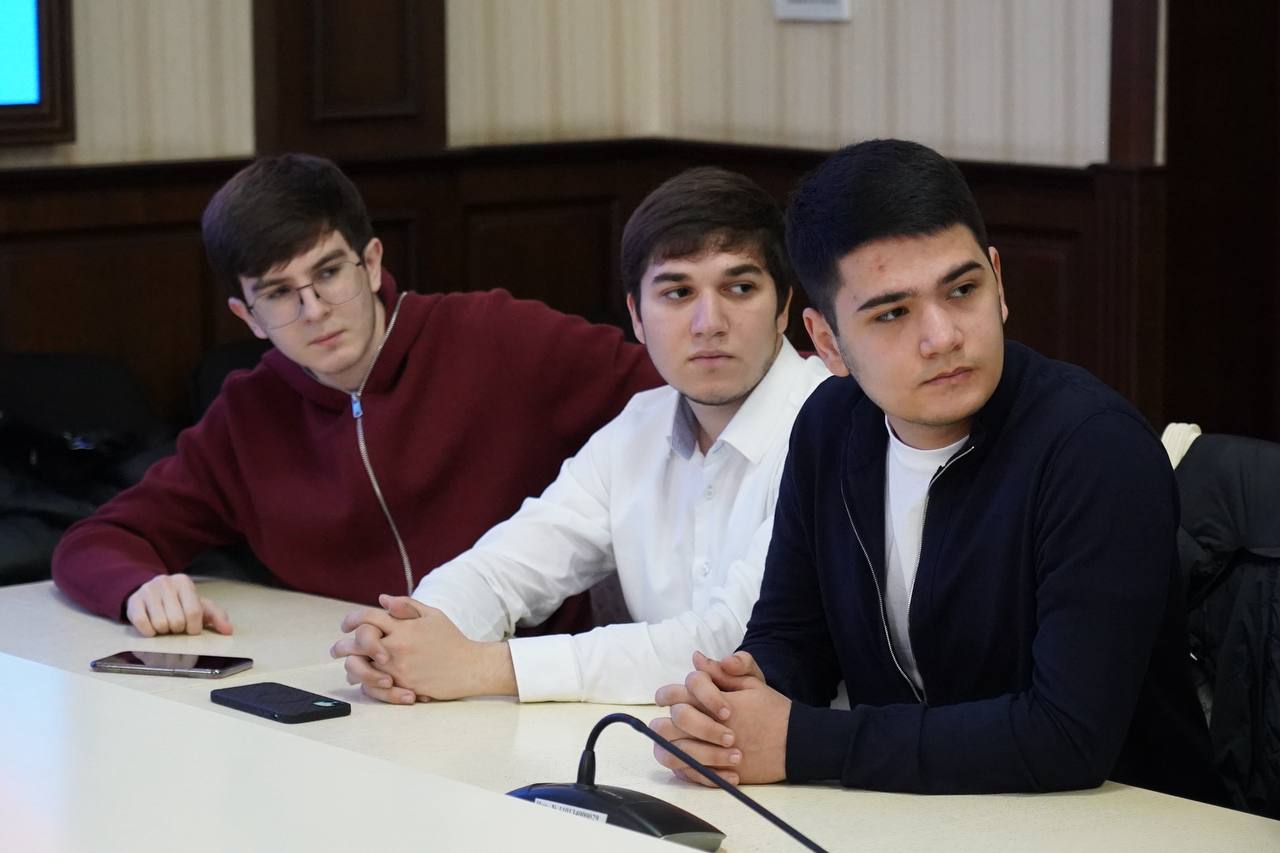 Сегодня, 5 декабря, в конференц-зале администрации Дербента в рамках Дня добровольца России состоялась церемония награждения отличившихся волонтеров города Сегодня, 5 декабря, в конференц-зале администрации Дербента в рамках Дня добровольца России состоялась церемония награждения отличившихся волонтеров города