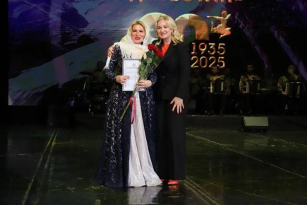 В рамках торжественного вечера министр культуры Дагестана Зарема Бутаева вручила артистам ведомственные награды