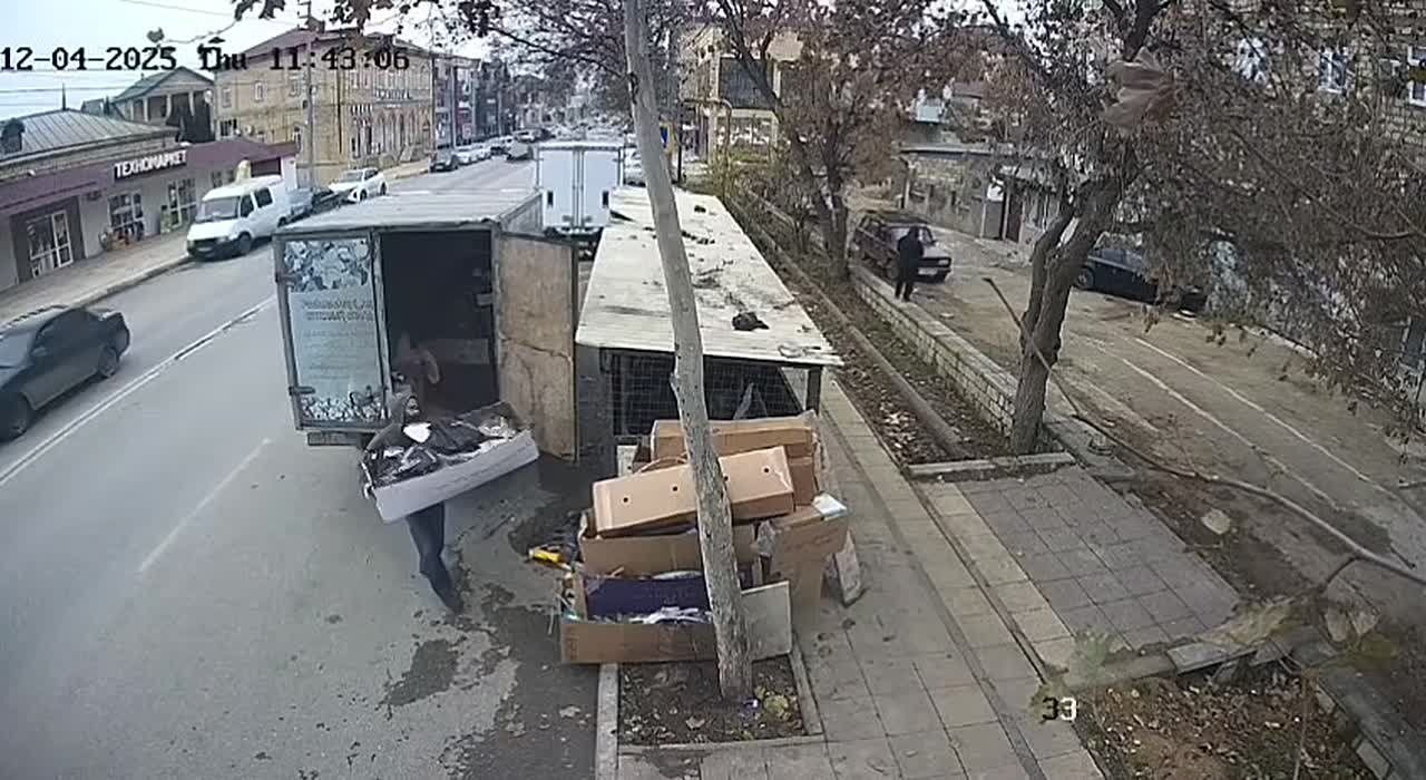 Порой бизнес в погоне за прибылью/экономией ущемляет права граждан, наносит ущерб коммунальным службам, нарушает законные, а может даже нравственные и эстетические нормы