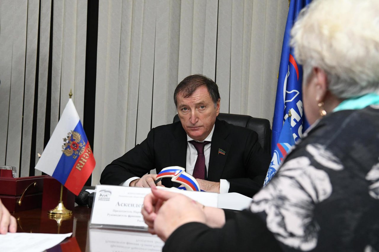 Заур Аскендеров провел прием граждан Заур Аскендеров провел прием граждан